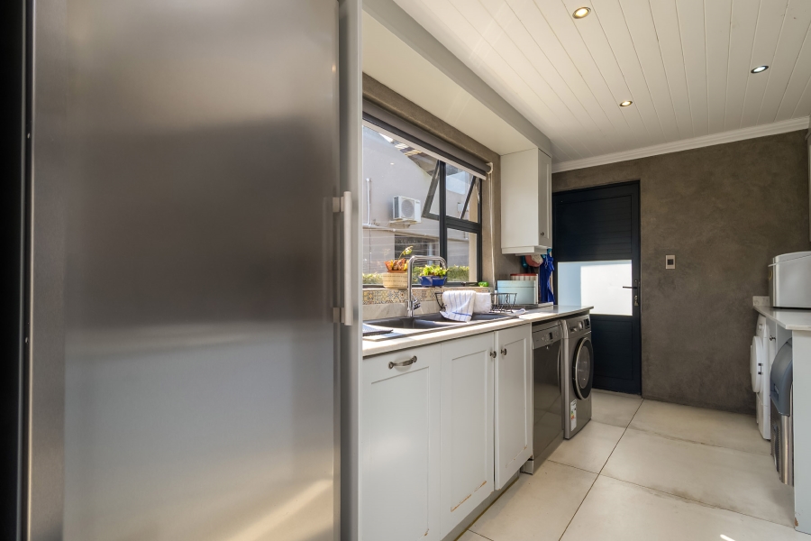 6 Bedroom Property for Sale in Kenridge Heights Western Cape